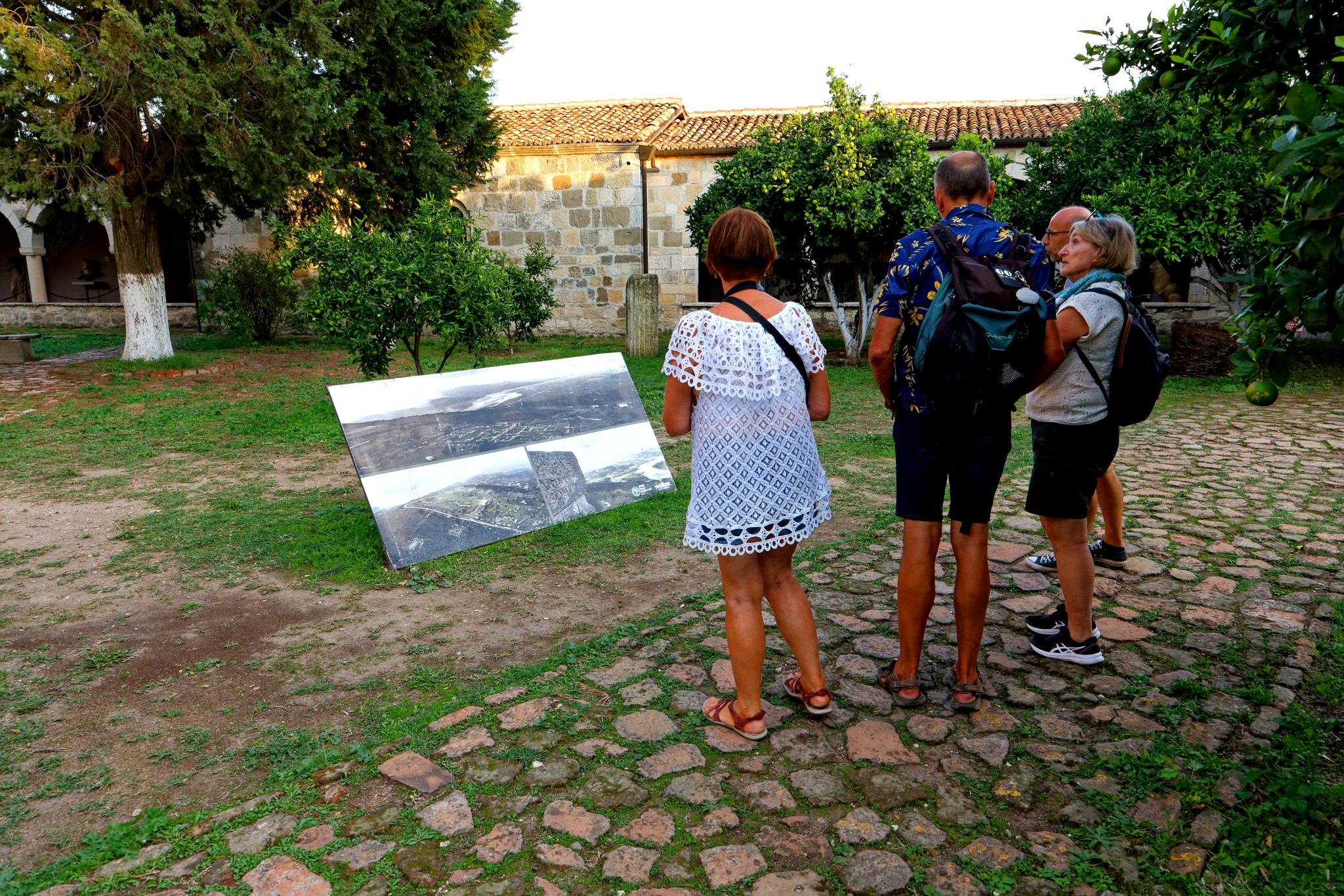 Voici une liste des centres d’intérêt à visiter dans et autour du site archéologique d’Apollonia, ainsi que des activités à faire pour profiter pleinement de cette région historique en Albanie.