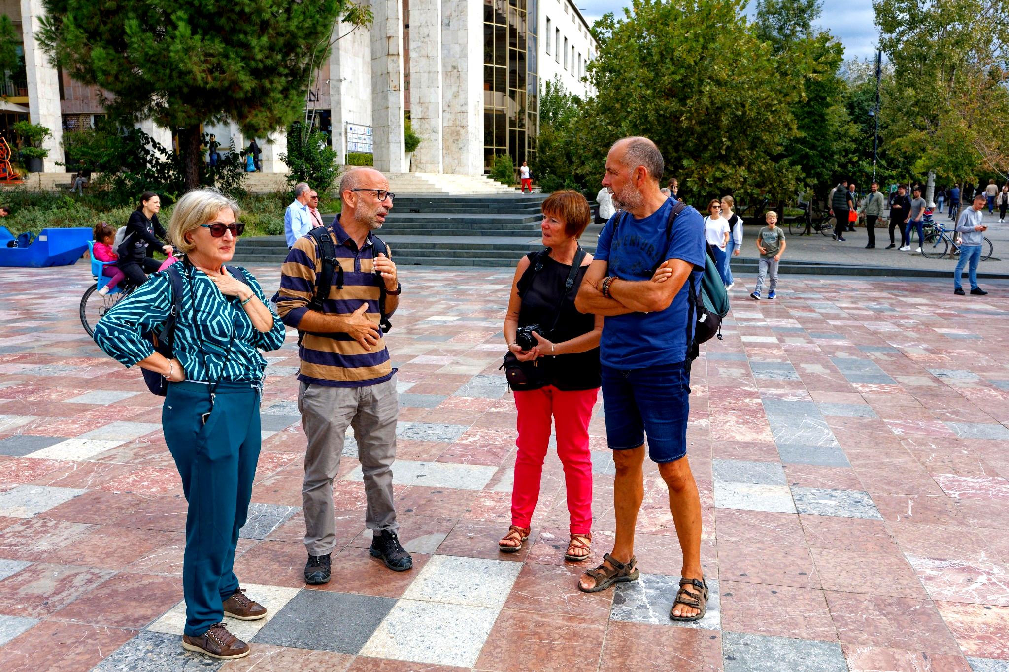 Voici une liste des centres d’intérêt incontournables à visiter dans et autour de Tirana, ainsi que des activités à faire pour découvrir pleinement la capitale albanaise et ses environs :